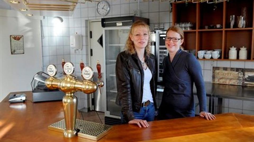 Nadine Haarstrick (t.v.) og Kristine Kaagaard Jensen skal drive Café Anne. Nadine er bestyrer. Foto: Peter Mørk
