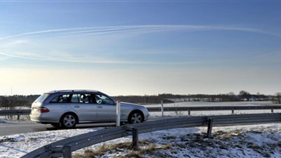 Flere stoppede op for at se på denne mystiske cirkel på himlen over Hobro. Foto Michael Koch