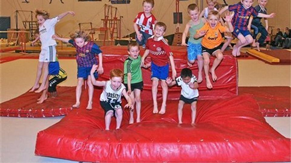Legen har en fremtrædende placering, når AIG's tarzan hold for de dygtigste i årgangene 2005 og 2006 træner hver søndag formiddag i den formidable gymnastikhal ved Annebergvej Foto: Flemming Møller Nielsen
