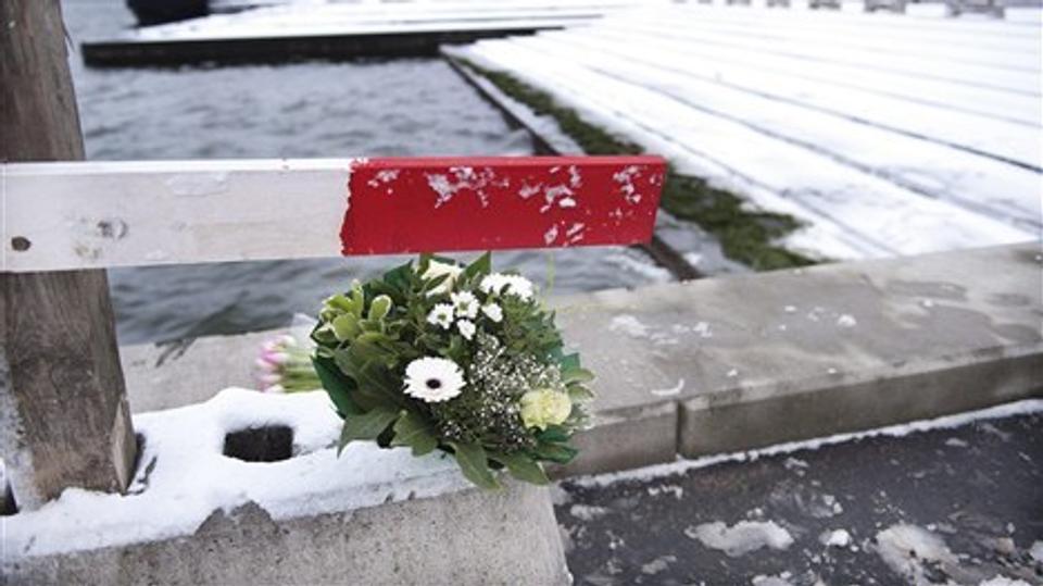 På havnefronten i Aalborg ligger der med jævne mellemrum blomster til minde om druknede. <i>Arkivfoto: Grete Dahl</i>