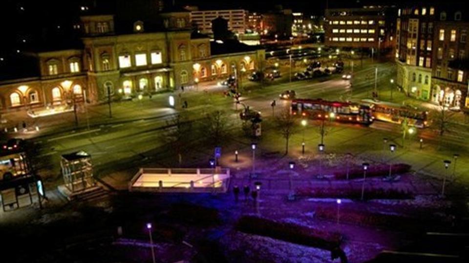 Banegårdspladsen set fra oven. Effektlyset styres af den menneskelige aktivitet, men den har været begrænset på grund af kulden. Foto: Aalborg Universitet