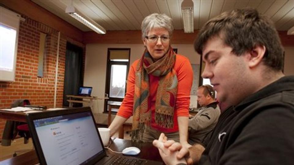 Henrik Stagsted Vestergaard fortæller, at timerne i Ordskolen er godt givet ud - han kan læse mere nu end før, han satte sig på skolebænken.