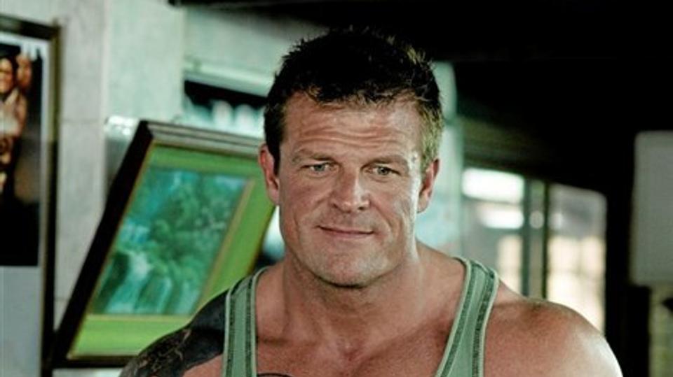 Kim Kold spiller hovedrollen som bodybuilderen, der er groft undertrykt af sin mor, men som finder kærligheden i Thailand.