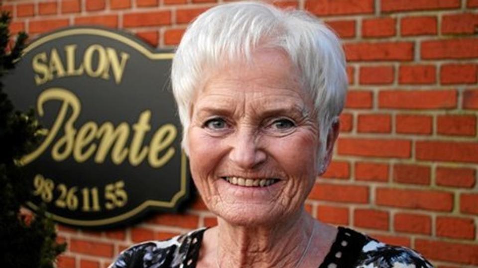Bente Jensen havde i de første tre år næringsbrevet stående i sin mors navn. Nu fejrer hun 50 år med kam og saks.