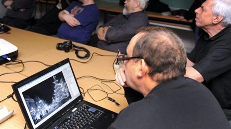 Klub-formand Gert Andersen sender medlemmernes billeder op på projektoren via den bærbare computer - forleden blev der dystet i kategorien julefotos.Foto: Bent Bach