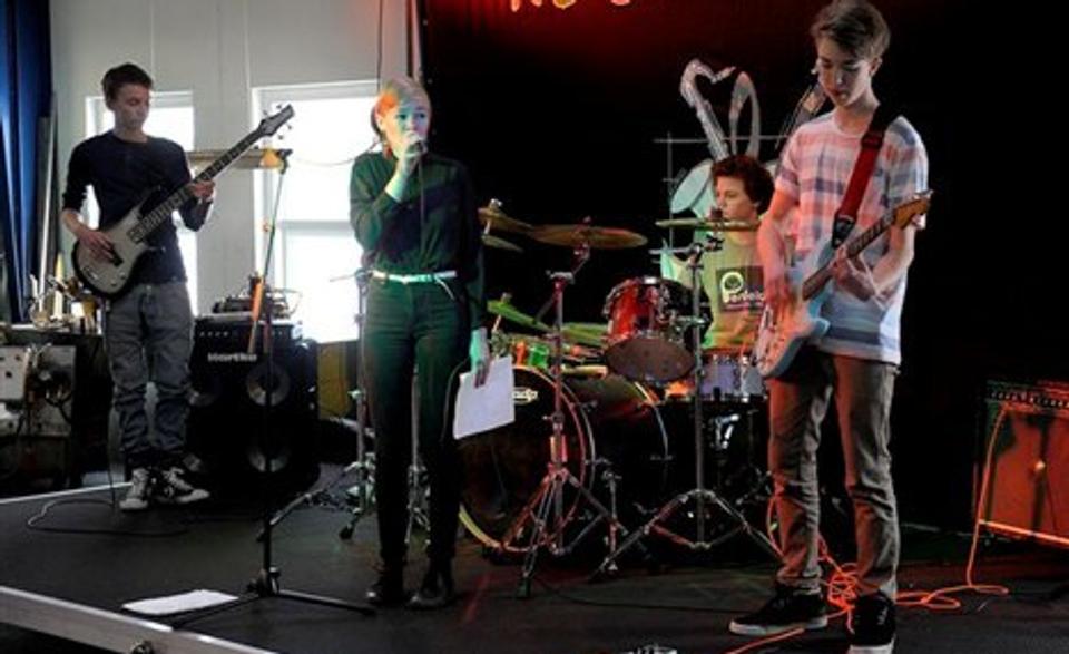 Det lokale band Cana stod for musikken. Fra venstre er det Emil Borggaard, Signe Olesen, David Lundmark og Bjørn Vestergaard. Jacob Yde Knudsen kan ikke ses på billedet, da han stod bag Signe Olesen.