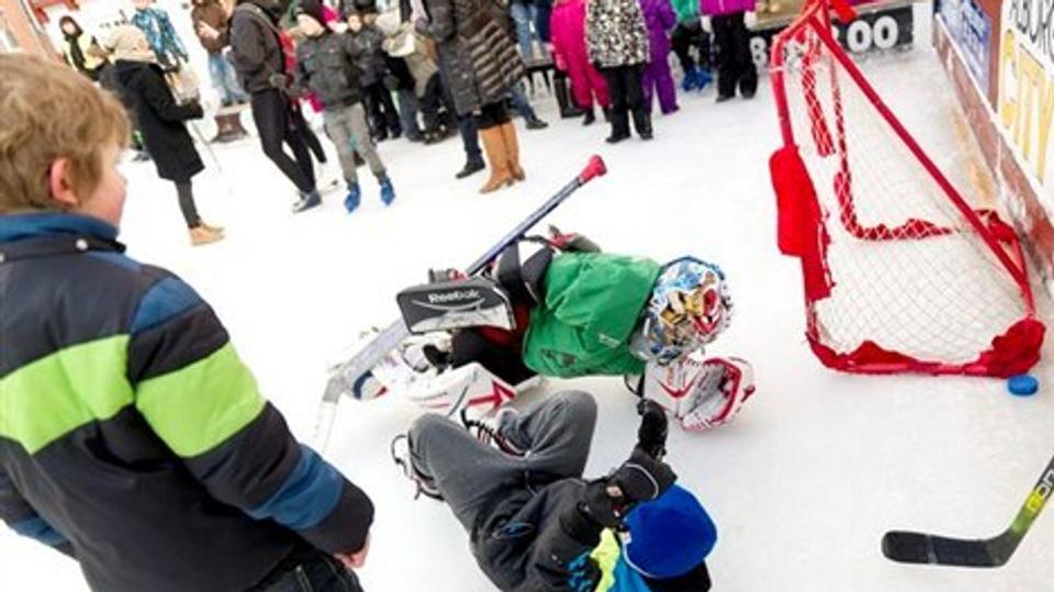 Isen på skøjtebanen var så glat, at deltagerne i målskydnings-konkurrencen sagtens kunne falde, selvom de ikke havde skøjter på. Foto: Henrik Bo