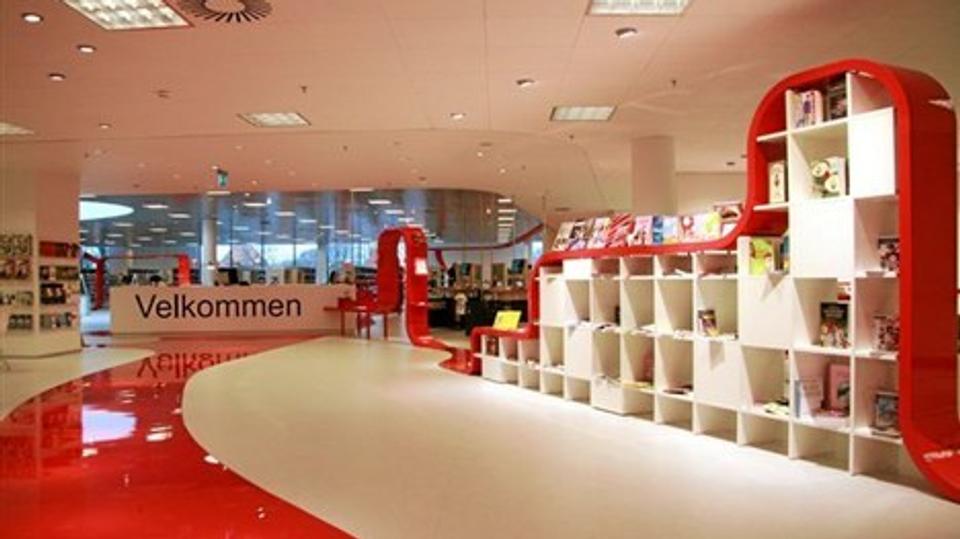 Hjørring Bibliotek som pin-up. Dette billede optræder i kalenderen fra Ungarn. Foto: Hjørring Bibliotekerne