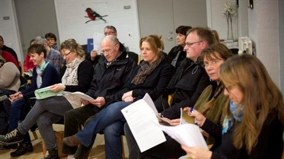 Godt 30 borgere overværede byrådsmødet i Kig Ind i Nørager torsdag aften, deriblandt fem tidligere byrådsmedlemmer i Rebild Kommune. Foto: Henrik Bo