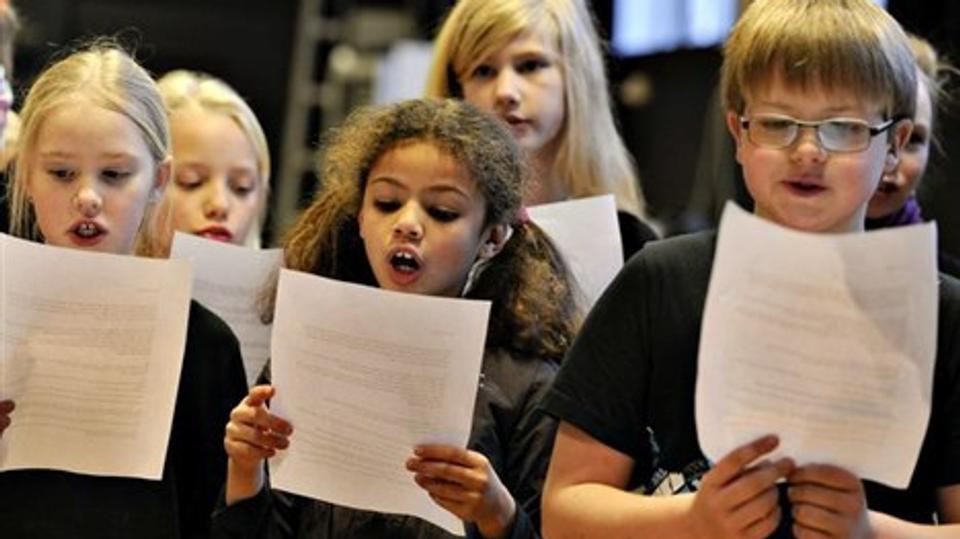 Elever fra Muldbjergskolen og Hirtshals Skole synger "Jagt og Forvandling". Foto: Bent Bach