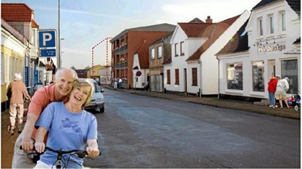 Visualisering af det ønskede, tre etages rødstensbyggeri på Østergade 16 i Hjallerup. Den røde, stiplede linje viser, hvordan man kan placere et lignende byggeri på nabogrunden, hvis der er stemning for det.
