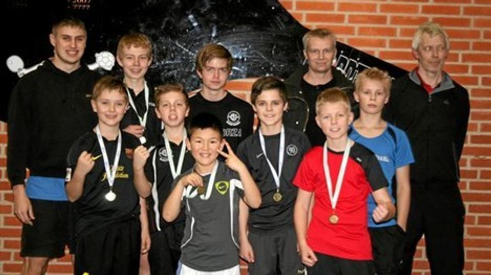 Her de fleste af spillerne og nogle få af medaljerne. Fra Venstre Thor N. Andersen. Oliver Krog Dalsgaard, Nicolaj Øvlisen, Frederik Jarl Nielsen, Bjarke Krog, Emil Hilfing Larsen, Mike Hviid, Jesper Andersen, Jonathan Dolberg, Philip Lundsgaard Møll