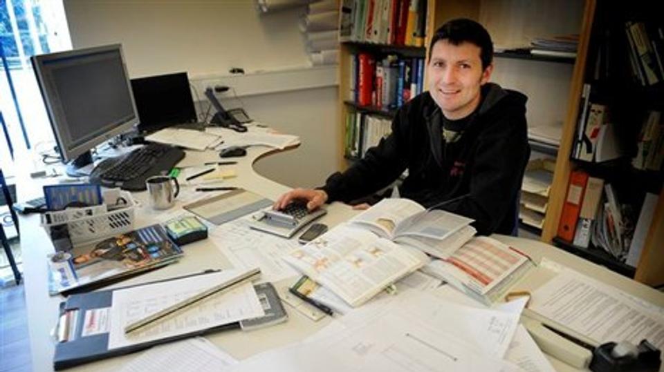 Ronnie Vestergaard har som ansat i sin fars firma, Hundborg Tømrer- og Snedkerforretning, et puslespil med manglende brikker. En fejl i Thisted Kommunes sagsbehandling betyder nemlig forsinkelse af den store renoveringsopgave af lejligheder ved Højto