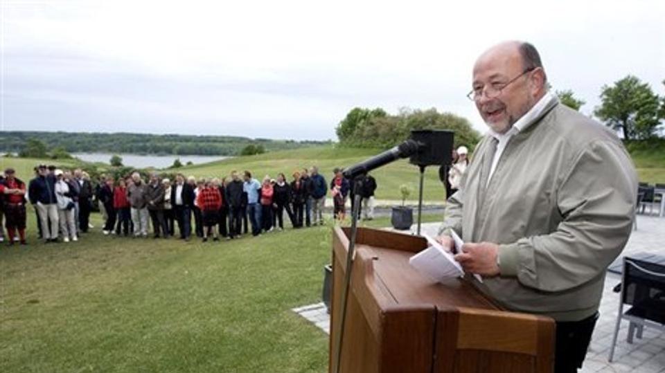 Kommunens førstemand, borgmester H.C. Maarup, var blandt talerne, da golfbanen ved Hobro blev indviet i 2009. Nu er spørgsmålet, om kommunen undervejs i planlægningen i tilstrækkelig grad har taget hensyn til naboer og andres sikkerhed.Arkivfoto: Lar
