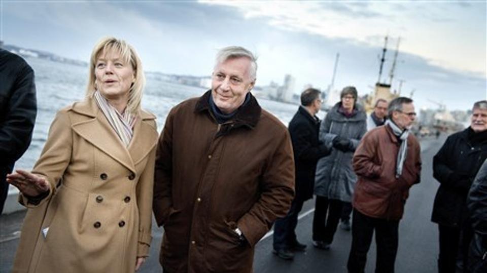 Efter mødet om den tredje Limfjordsforbindelse var transportminister Henrik Dam Kristensen og Mariann Nørgaard en tur på Aalborg Havn i anleding af, at Aalborg Kommune fik årets Vejpris den ny havnefront i Aalborg og især den belysning, der er valgt. Foto: Lars Pauli