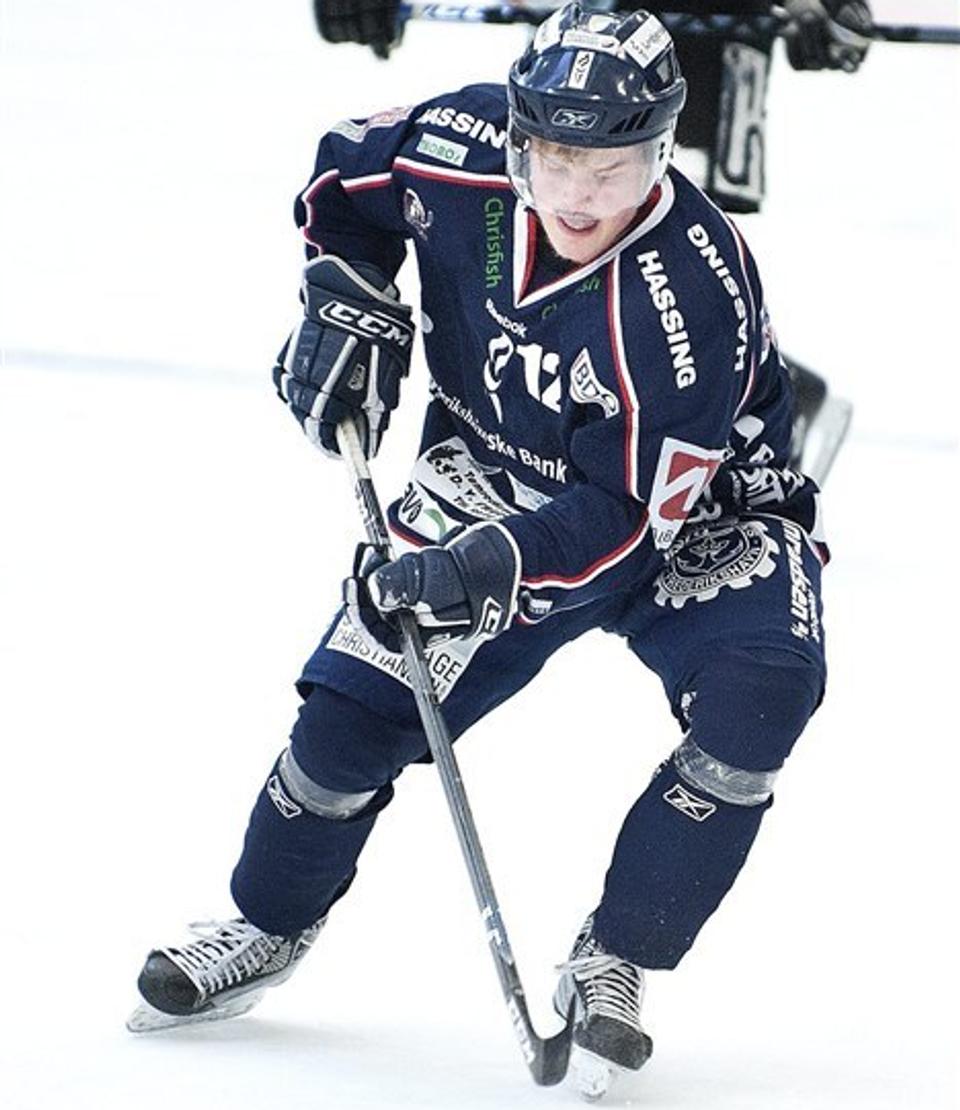 Rasmus Søndergaard udnyttede koldt en friløber til 1-0 for Frederikshavn White Hawks, men siden kom SønderjyskE tilbage. Foto: Torben Hansen
