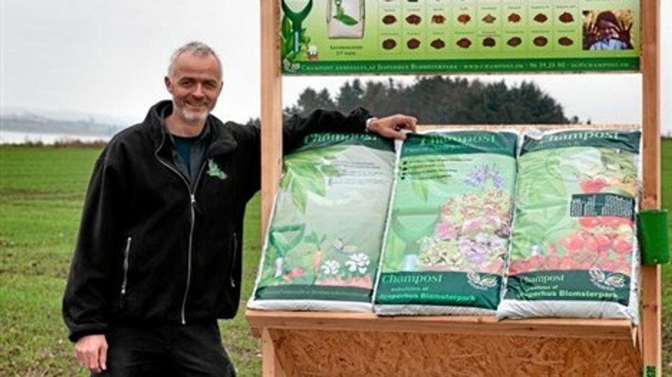 - Interessen for produktet har vist sig at være meget stor. Der bruges ikke kunstgødning i Hong Kong, og vores nærmeste konkurrent sælger gødning i 750 gram poser. Og her falder vores 50 liter jordposer jo mere i øjnene, siger Søren Goul. Arkivfoto