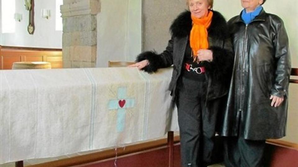 Birgit Andersen (tv) har vævet den alterdug, som Irmelin Sørensen (til højre) har skænket til Skallerup Kirke. Privatfoto