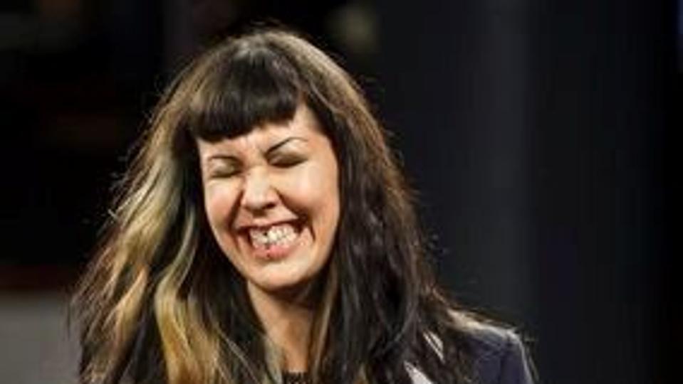 Det store smil var fremme hos Parnnuna Kristiane Thornwood, der scorede tre 12-taller ud af tre mulige i sin afsluttede eksamen. Nu vil hun sælge design og mønstre over nettet. Foto: Martin Damgård