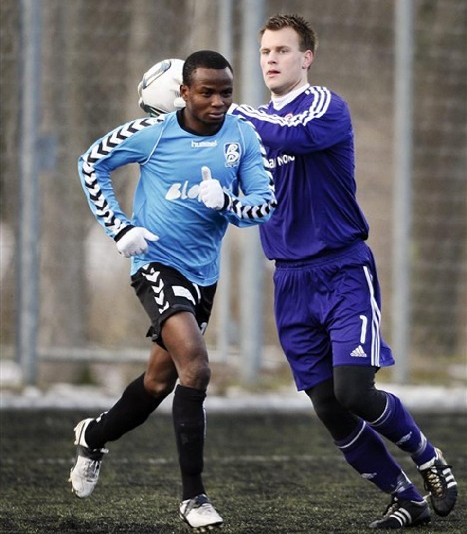 Nigerianske Semiu Olaniyi Oladiti fra FC Midtjylland er i kikkerten til en lejeaftale med Blokhus FC. Her ses han i aktion forleden i en testkamp mod AaB.
Foto: Henrik Bo