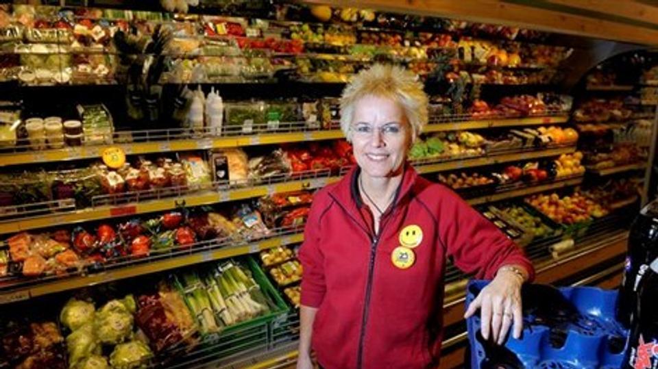 - Det kan godt være, at hver kursist ikke køber så meget, men hvis de kommer tit nok, så kan det vel nok mærkes på handlen, lyder det forhåbningsfuldt fra uddeler Jette Vestergaard, Dagli' Brugsen i Hundborg. Foto: Peter Mørk
