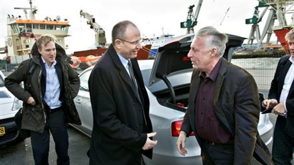 Transportminister Henrik Dam Kristensen var inviteret af Frederikshavn Kommune og hilser her på borgmester Lars Møller. Foto: Peter Broen