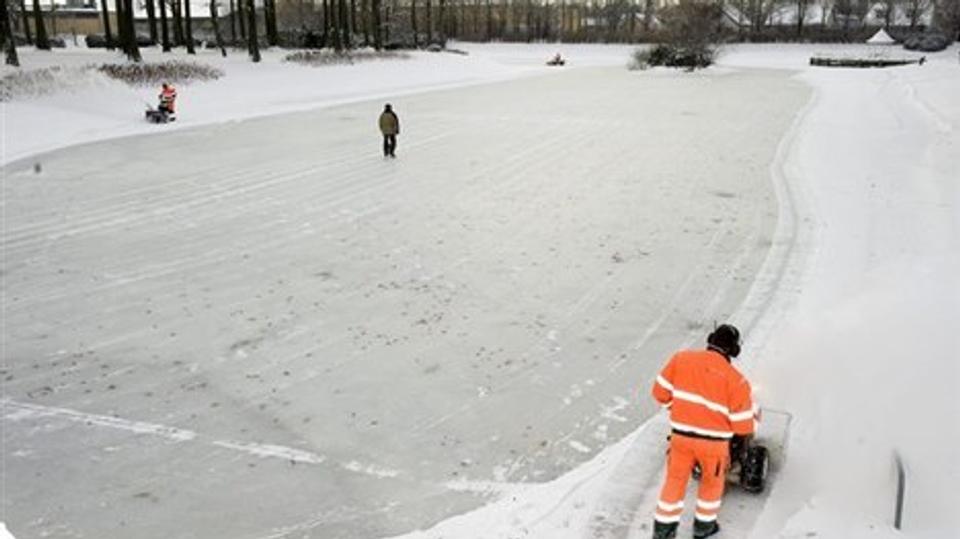 Sådan så det ud i Hedelund i december 2010, da isen var sikker. Det er den endnu ikke, advarer politiet. Arkivfoto: Kurt Bering