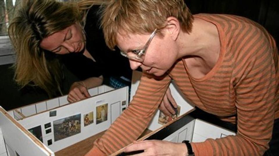 Museets to inspektører, Dorthe Rosenfeldt Sieben (tv) og Mette Bøgh Jensen (th) er ansvarlige for den kommende Krøyer-udstilling. Her prøver de sig frem i en dukkehusmodel af museets rum. Foto: Skagens Museum