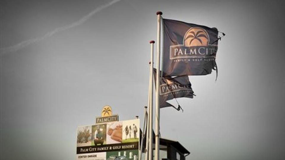 Flagene og det store forkromede Palm City projekt hænger i laser. Nu venter Frederikshavn Kommune bare på, at andre vil bygge i området. Foto: Kim Dahl Hansen