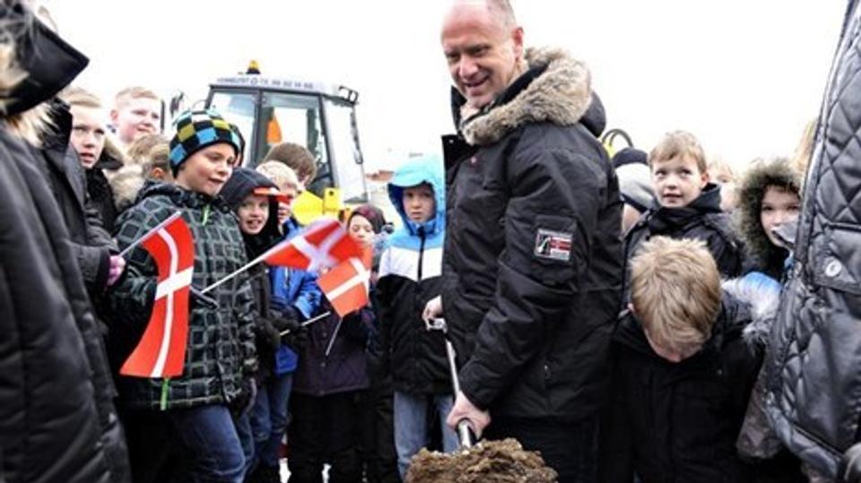 Skolecenterleder Michael Harritslev tager første spadestik til sidste etape af en ny elevfløj på Højene Skole. Foto: Bent Bach