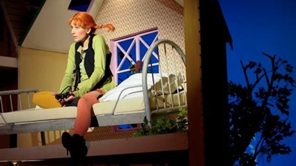 Pippi siger godnat til mor og far med kikkerten som kontaktmiddel. Malin Rømer Brolin-Tani i Aalborg Teaters skoleforestilling, der havde premiere i går. Foto: Michael Koch