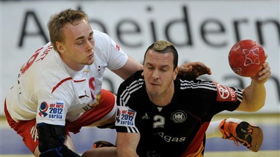Pascal Hens (th) og Rene Toft Hansen i hård fight. Foto: Scanpix