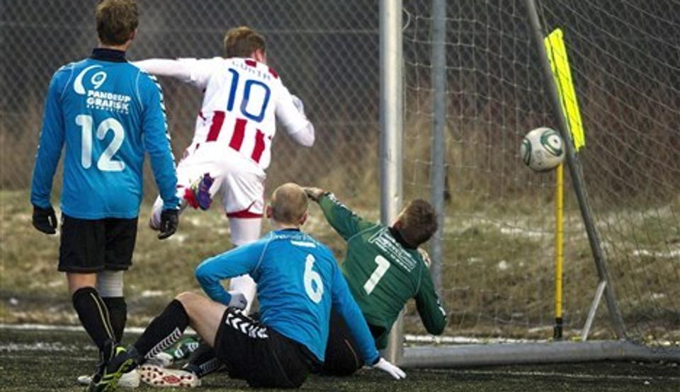 Jeppe Curth scorer til 2-0 i testkampen mod Blokhus FC. Foto: Henrik Bo
