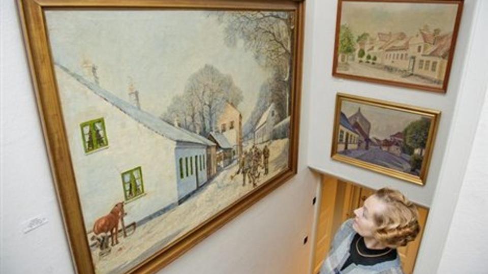 Flere af Bryggergaardens malerier fortæller en Nørresundby-historie, som man ikke får andre steder. Her et parti fra Garvergade. Mens smeden skoer hest, kastes der sne (til højre). Maleren er N. Chr. Juul.
Foto: Claus Søndberg