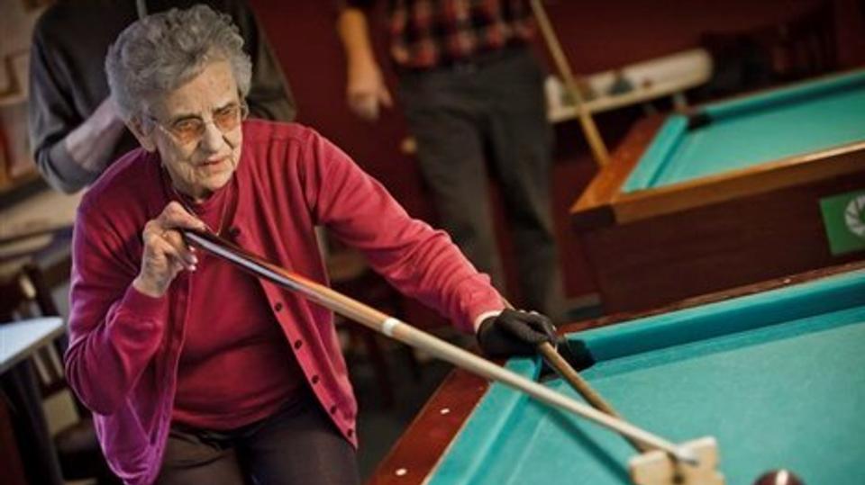 Anne Marie Petersen på 89 år har spillet billard de seneste 17 år. Hun har været nordjysk mester tre gange, men deltager ikke længere i turneringerne. Foto: Martin Damgaard