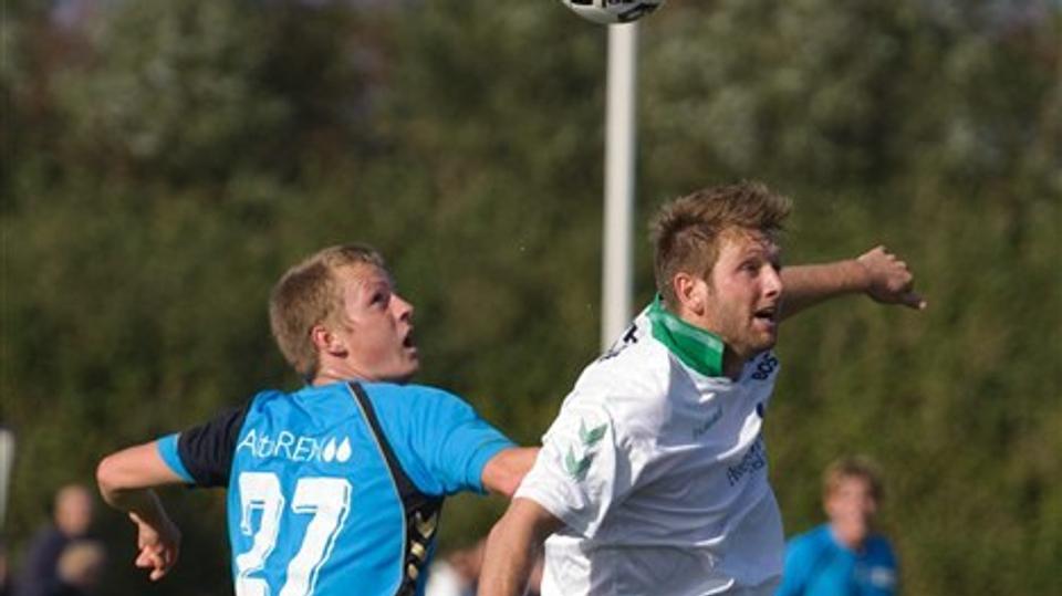 Simon Rosenqvist (t.v.) stopper i Blokhus FC. Foto: Lars Pauli