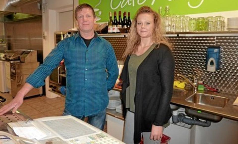 Asbjørn Visnes Jespersen får hjælp af Natascha Isabella Andersen, der er ansat på fuld tid. Foto: Pernille Madsen