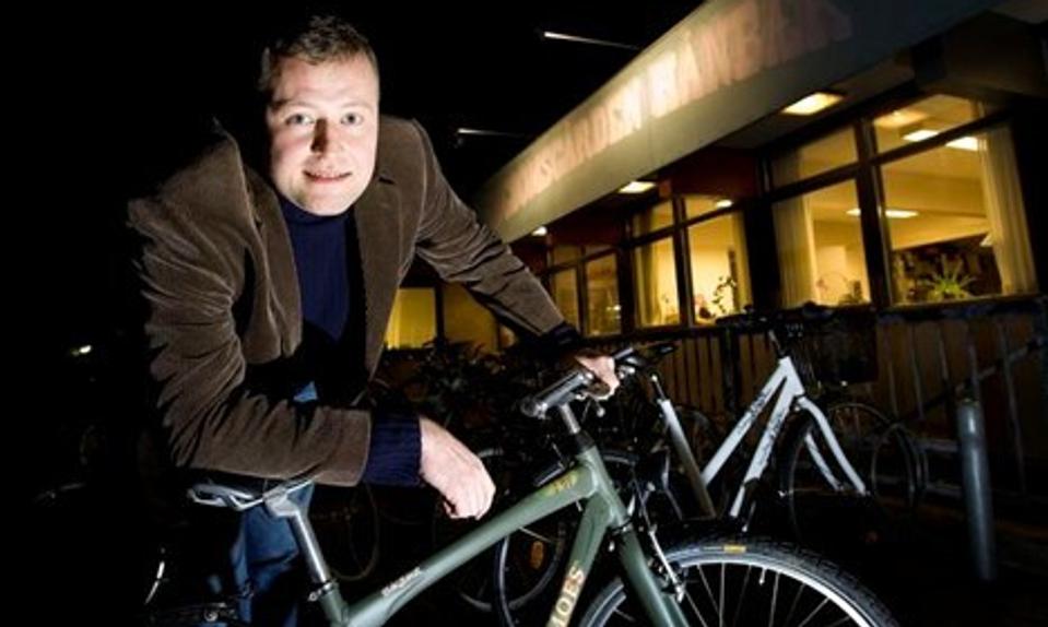 Der er mørkt udenfor om aftenen. Inden for i Ungdomsgården Hånbæk er der lys og mange frederikshavnske unge søger derind. Andre bliver hængende udenfor. Det giver medarbejderne og kommunen en enestående chance for at få en snak med de utilpassede ung