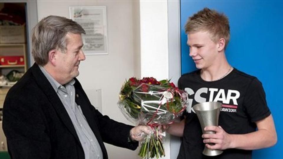Olav Th. Nielsen overrakte pokalen til Lasse Husted.Foto: Lars Pauli