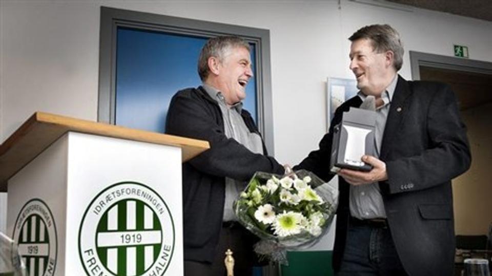 Efter 27 år som kasserer stoppede Niels Frederiksen (til venstre) torsdag aften og blev takket af de fremmødte og formand Olav Th. Nielsen.Foto: Lars Pauli