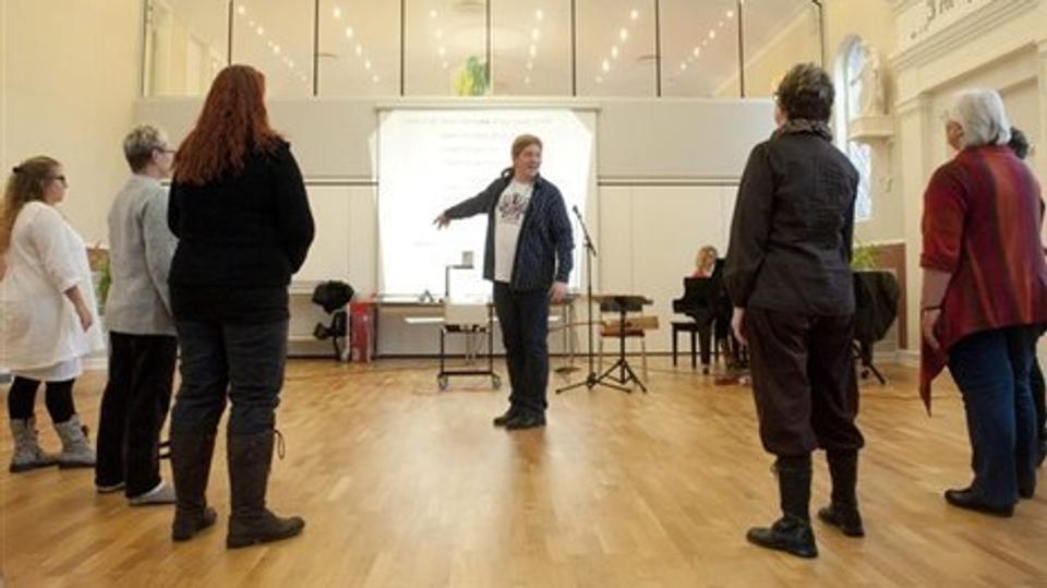 27-årige Daniel Jensen indtager en central position. Han står for instruktionerne, når sognehuset i Skagen fyldes af gospelsang.