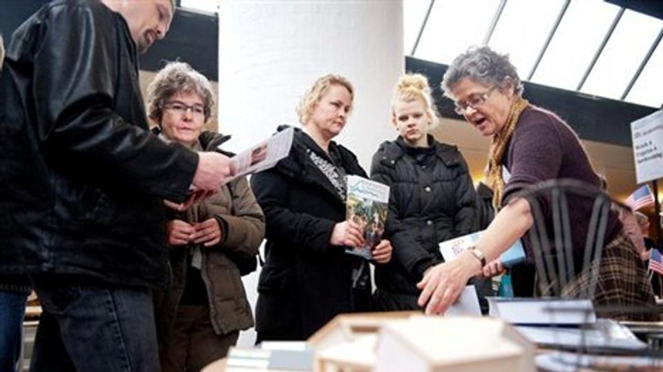 Lektor Inge Diness (til højre) forklarer, mens Lisbeth Tolborg og datteren Regitze hører detaljer om design, teknologi og innovation.