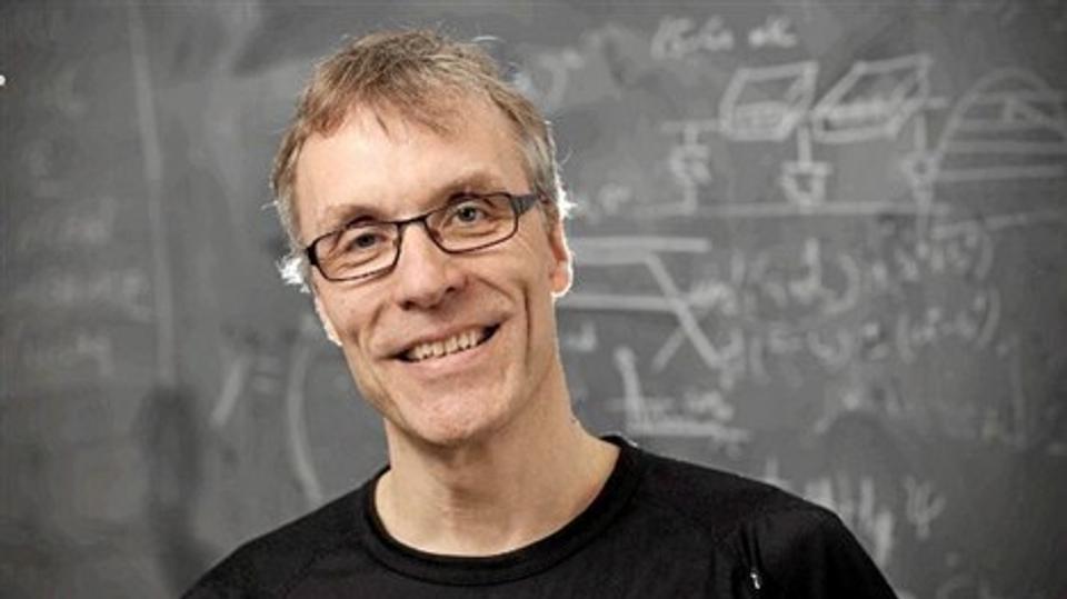 Fysikprofessor Klaus Mølmer modtager mandag Villum Kann Rasmussens Årslegat på 2,5 millioner kroner.