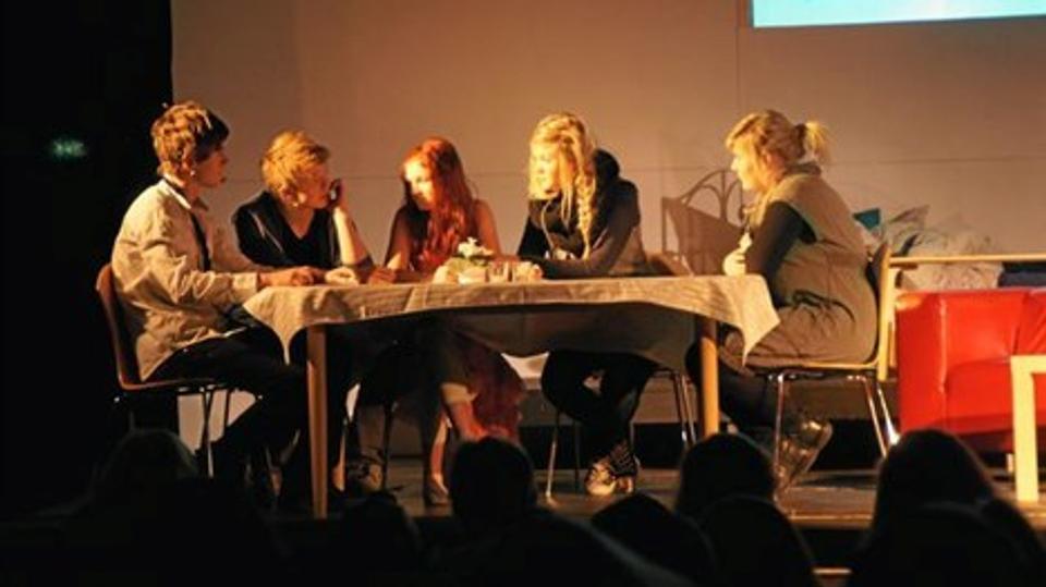 Elverne har fremført stykket Face to face (book), skrevet af dramaturg Ditte Svane.Privatfoto