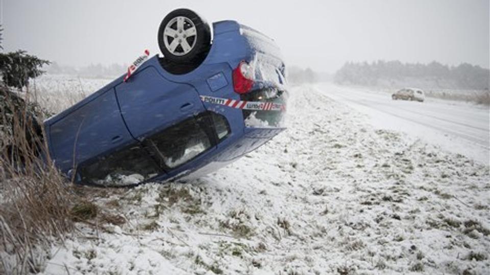 En kvinde kørte lørdag formiddag galt på Sdr. Ringvej i Hirtshals. Foto: Hans Ravn