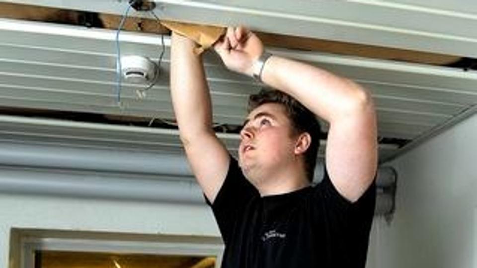 Mathias Krog Winther har en lang familiemæssig tradition for at være elektriker. 28. og 29. januar deltager han i danmarksmesterskabet Skills for erhvervsuddannelser.Foto: Peter Mørk