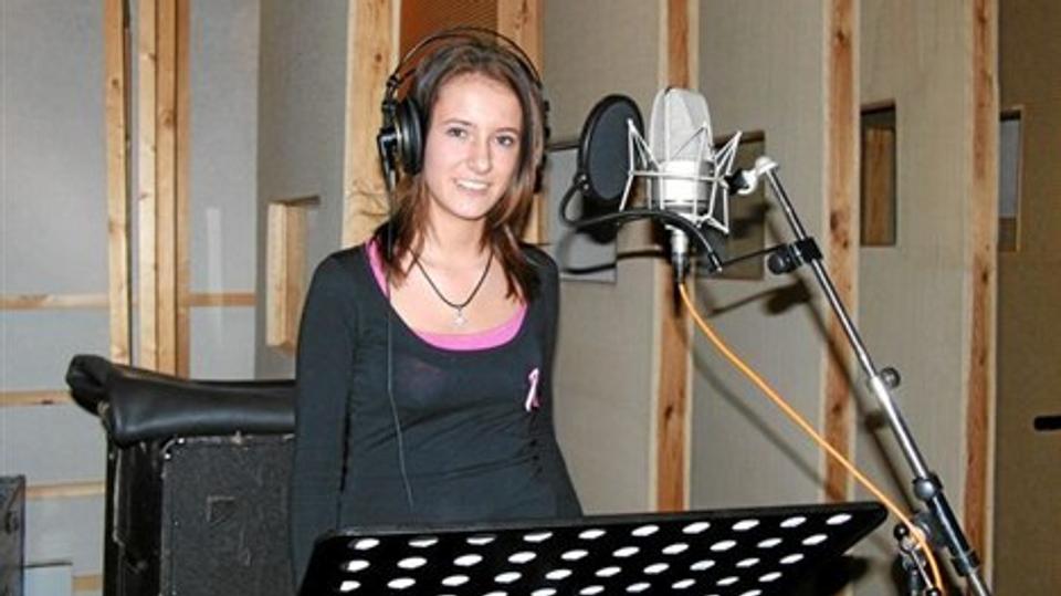 Karoline Stokholm Jepsen har i godt et år arbejdet med 10 sange til en kommende cd-udgivelse med sange på Han Herred-mål. Sangene er indsunget hos Dreamland Studio i Nibe. Foto: Søren Vibe
