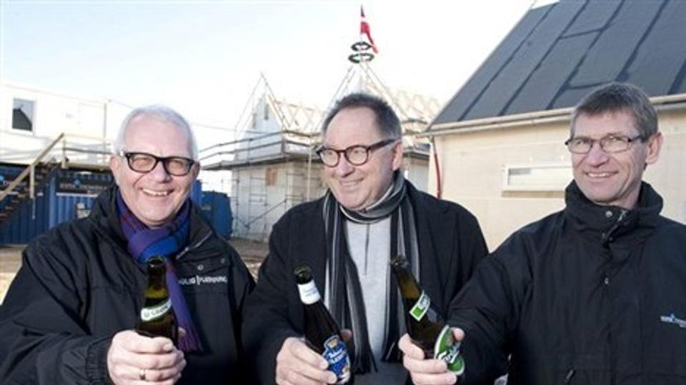 Rejsegilde på de første almene passive boliger i Hjørring Kommune markeret af direktør Jens Ole Jørgensen, arkitekt Jørgen Ussing og projektleder Jens Munkedal. Foto: Henrik Louis