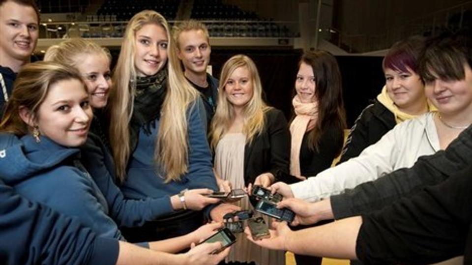 Ved kommunalvalget i november 2009 gennemførte Frederikshavn Kommune prøvevalg for de 16-17-årige, der kunne stemme pr. mobiltelefon. Her lykkedes det at mobilisere de unge interesse for lokalpolitik, men det er svært at fastholde interessen. Nu gør