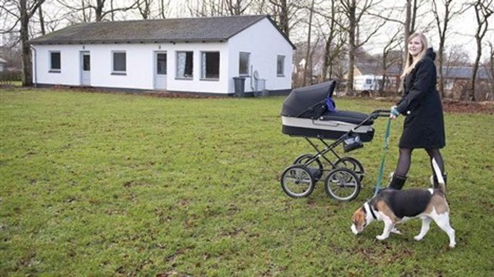 Charlotte Kragh-Pedersen har sammen med en stor flok af St. Brøndums borgere kastet sig ind i kampen for at beholde det meget lidt prangende, men dog eksisterende St. Brøndum Stadion. Foto: Grete Dahl